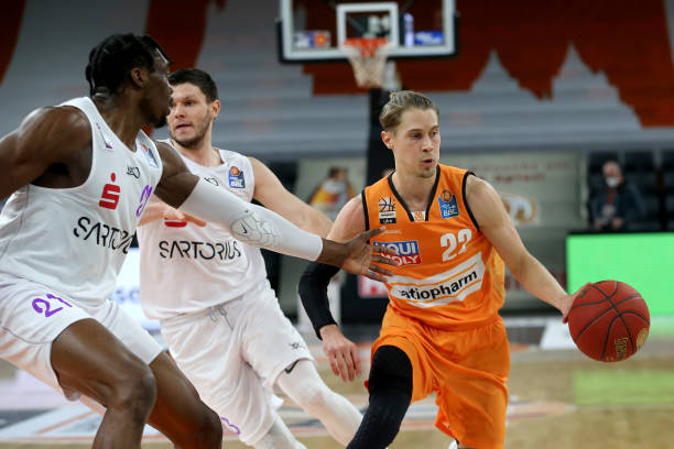 六次斩获英 六次斩获英