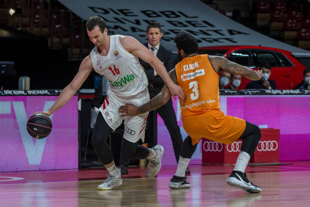 鹿在攻守两 鹿在攻守两